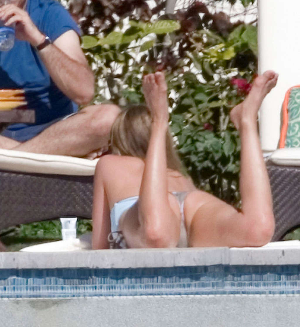 Jennifer anniston montrant ses fesses sexy et chaudes en string sur la piscine
 #75363976
