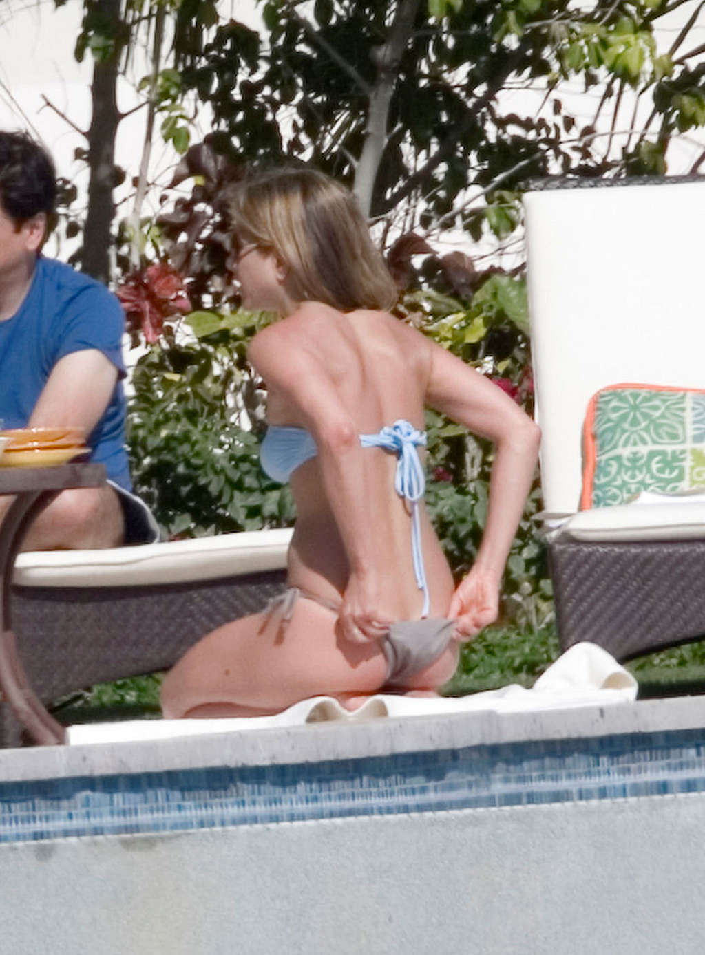 Jennifer anniston montrant ses fesses sexy et chaudes en string sur la piscine
 #75364005