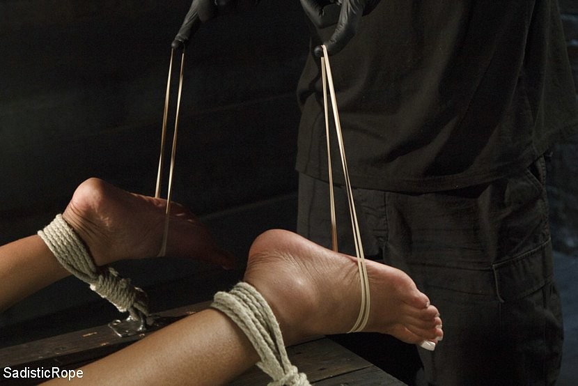 Lila jordan ebony à forte poitrine est attachée avec une corde, ses seins sont écrasés et ses pieds sont fessés.
 #71993044