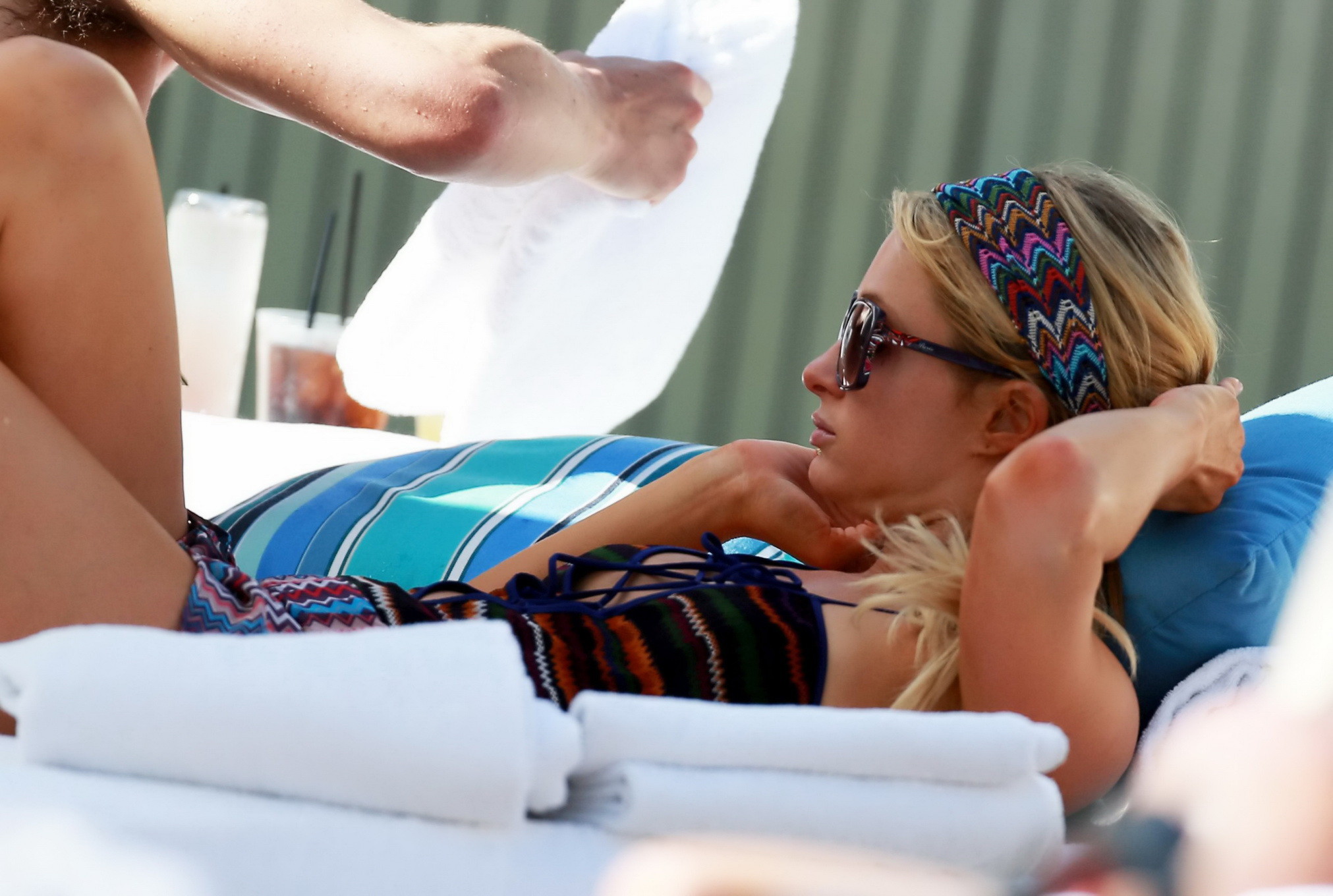 Paris Hilton exhibe son corps sexy dans un maillot de bain minuscule multicolore à la piscine.
 #75246553