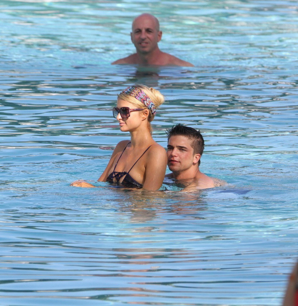Paris Hilton che mostra il suo corpo caldo in costume da bagno striminzito multicolore in piscina
 #75246591