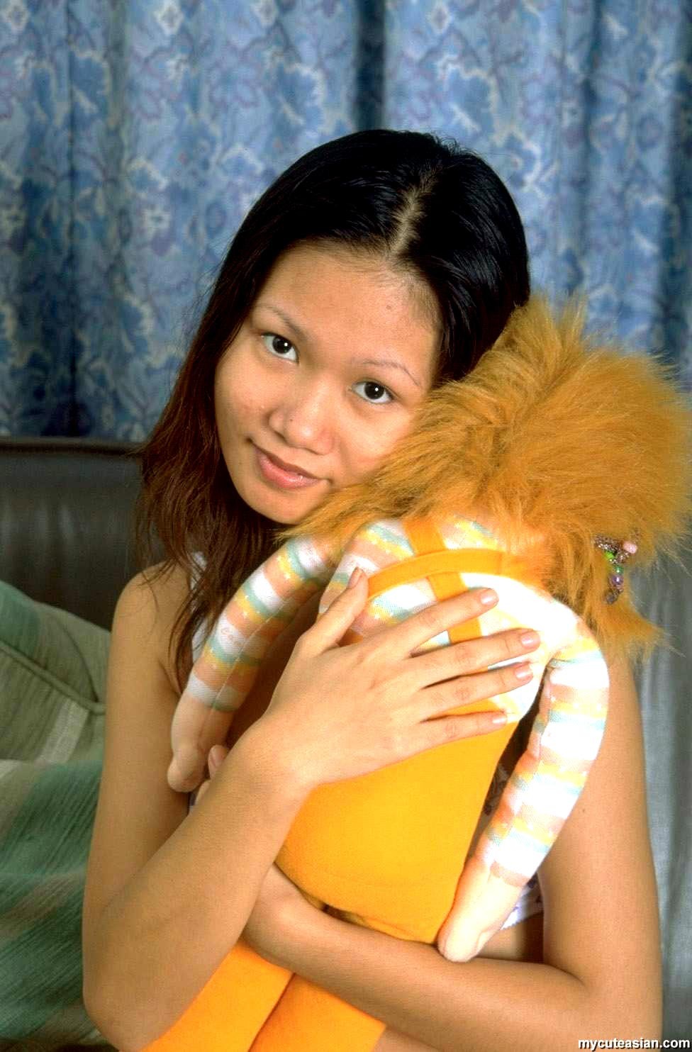 Una joven asiática cachonda abre su coño húmedo y apretado
 #69991982