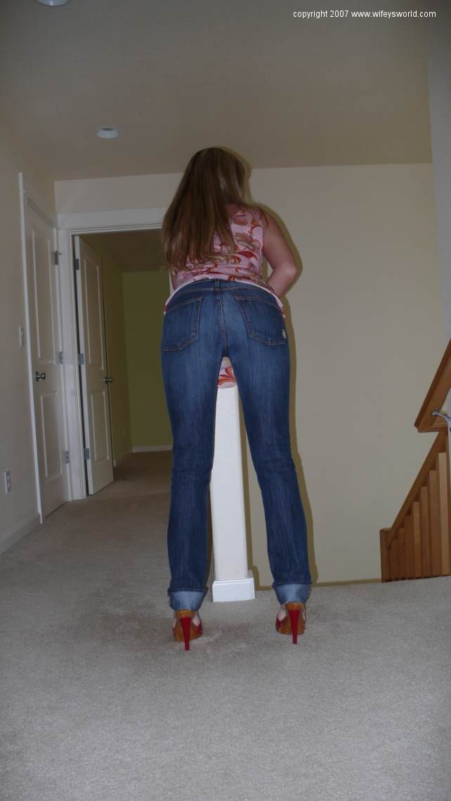 Wifey strippt aus ihrer Jeans
 #73601656