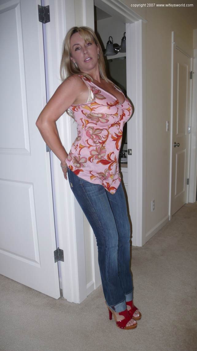 Wifey strippt aus ihrer Jeans
 #73601664