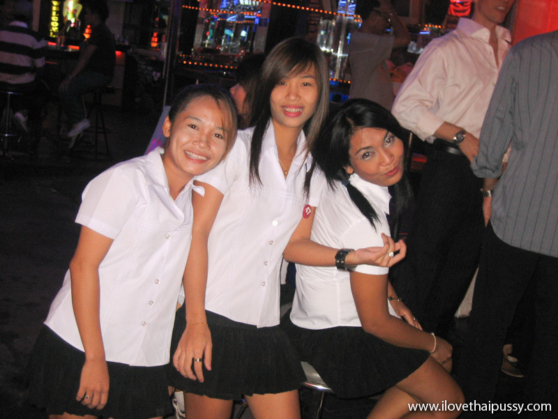 タイの売春婦は、コンドームなしで観光客のコックを愛する アジアのスラット
 #79479972