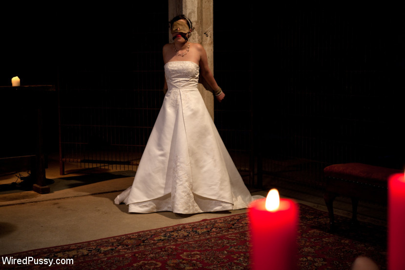 拘束されたシャーロット・ヴェイルの花嫁が電気玩具を使ったレズビアン・ボドムを行う #71880565