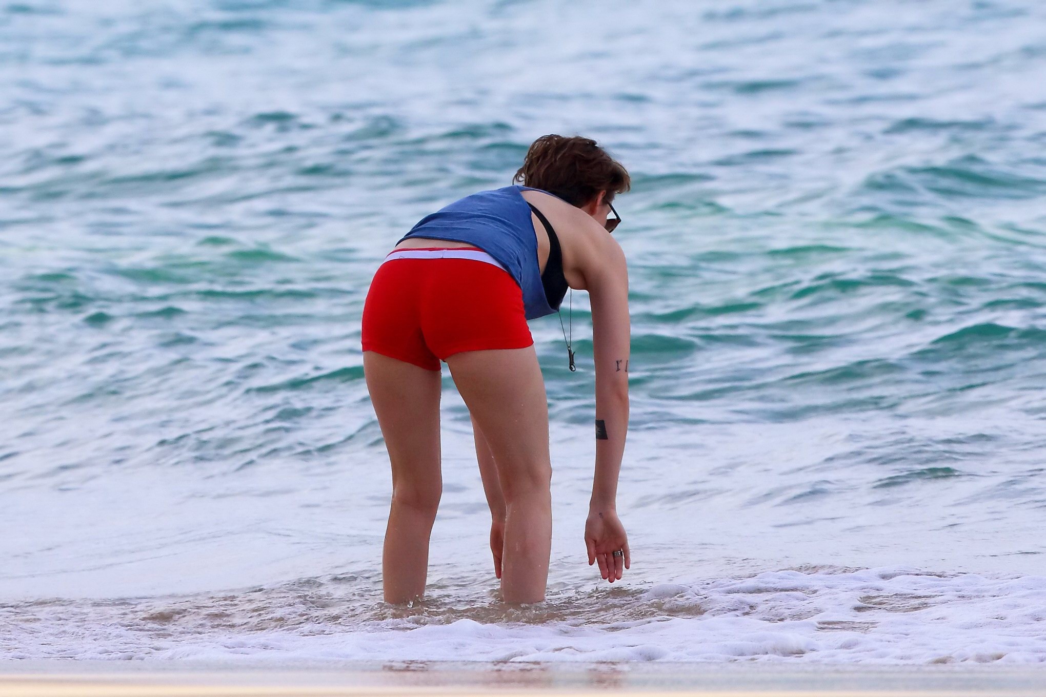 Kristen Stewart en bikini et short embrassant une fille sur la plage à New York. 
 #75176206
