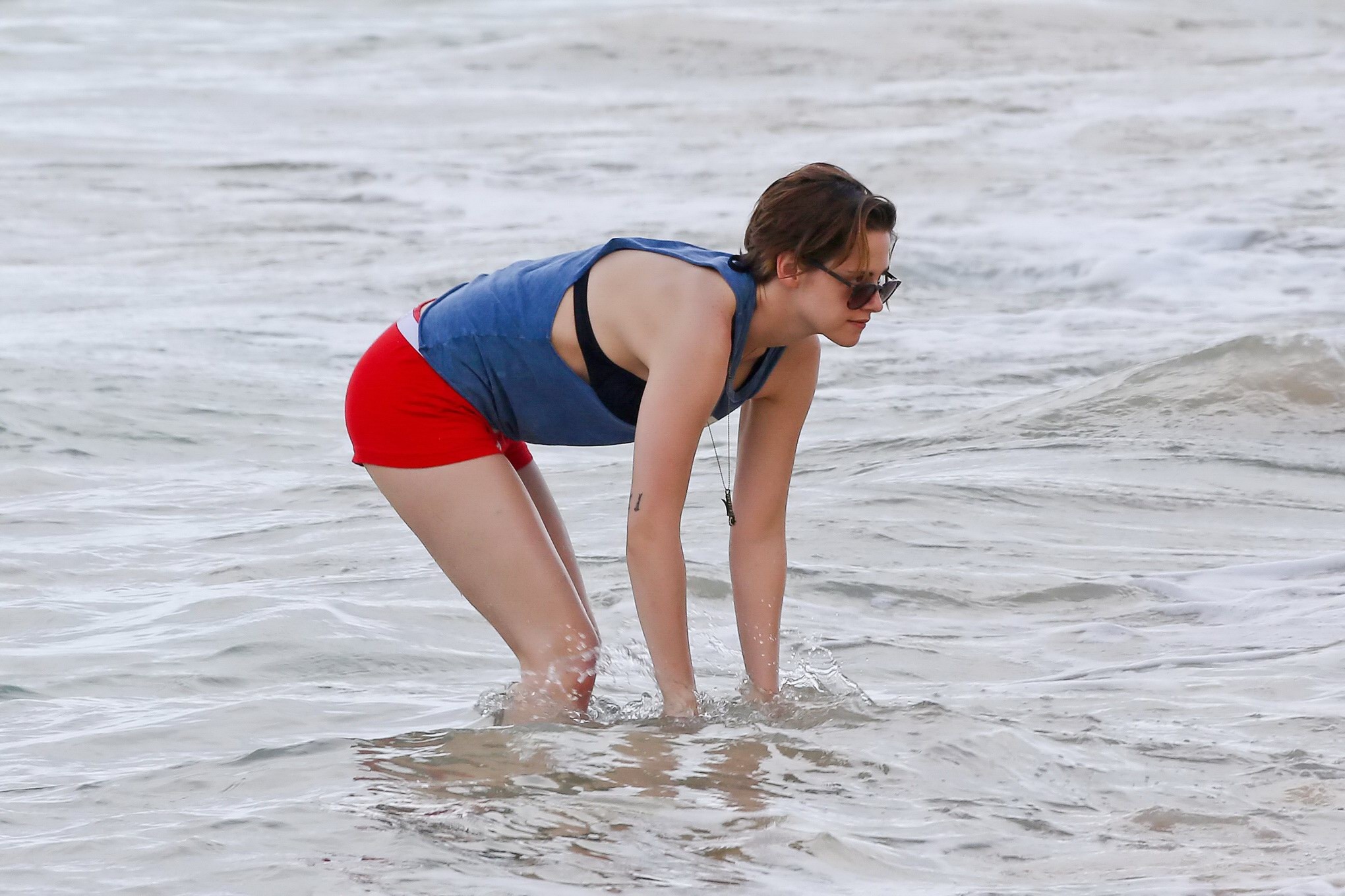 Kristen Stewart en bikini et short embrassant une fille sur la plage à New York. 
 #75176217