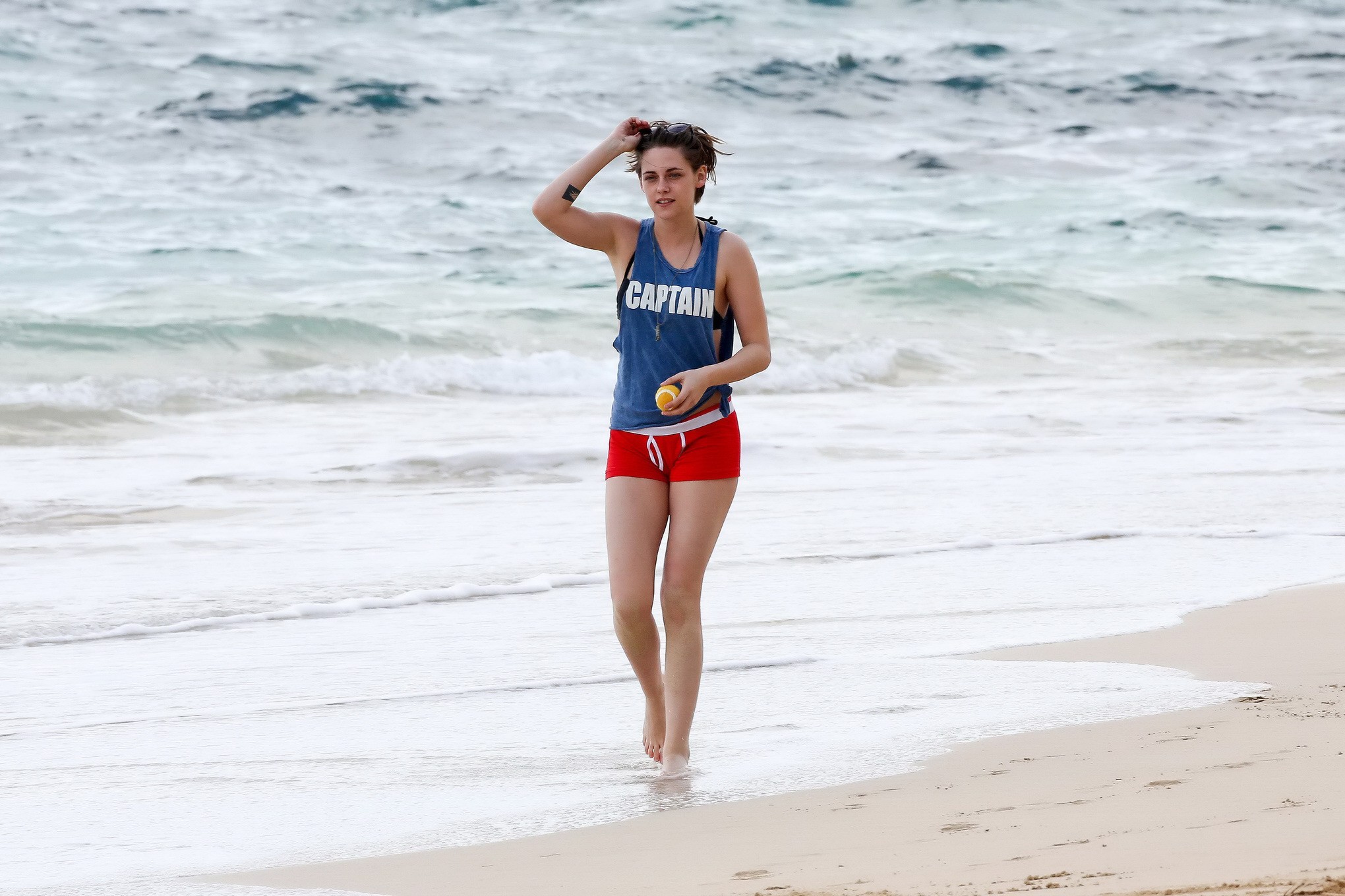 Kristen Stewart en bikini et short embrassant une fille sur la plage à New York. 
 #75176232