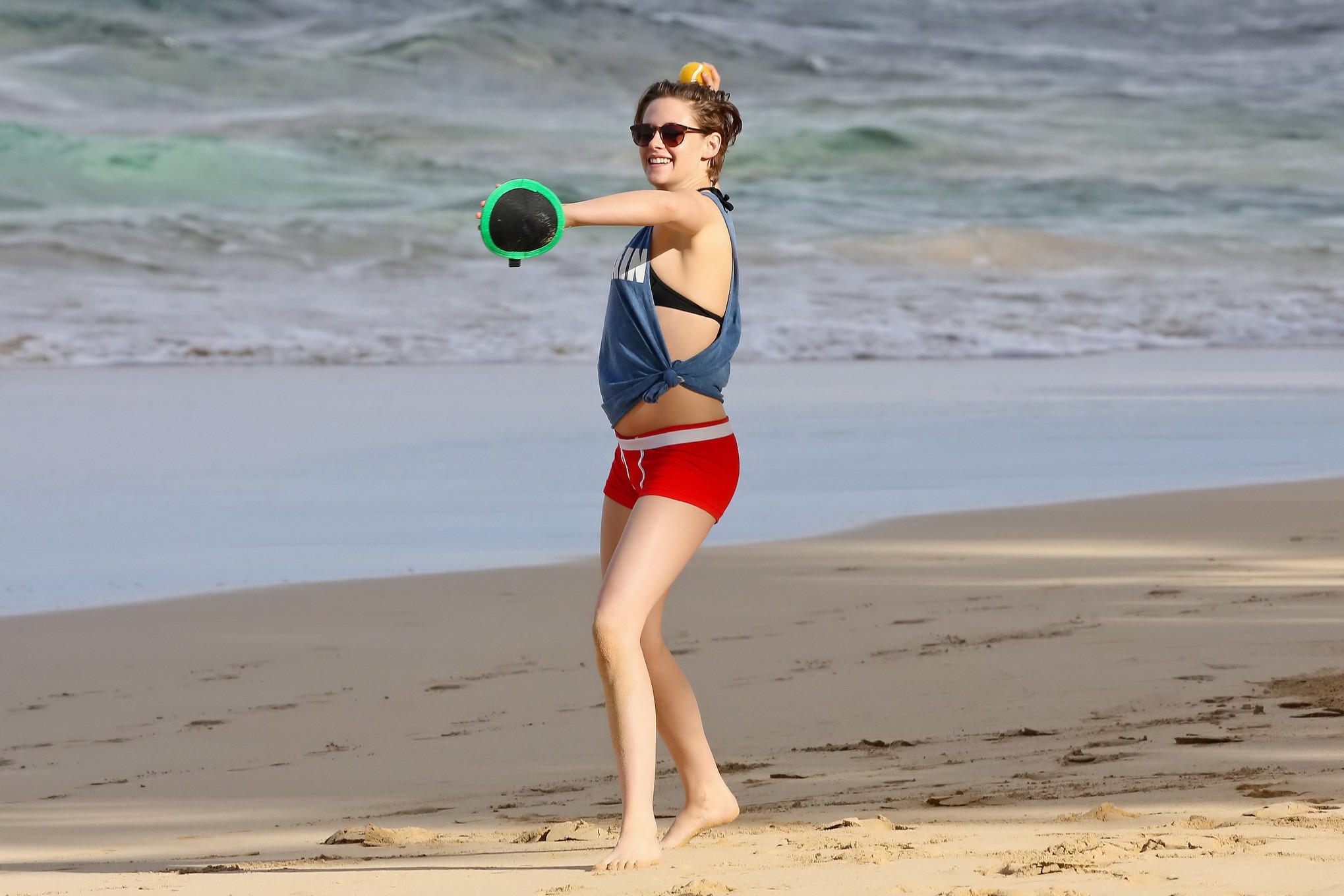 Kristen Stewart en bikini et short embrassant une fille sur la plage à New York. 
 #75176255