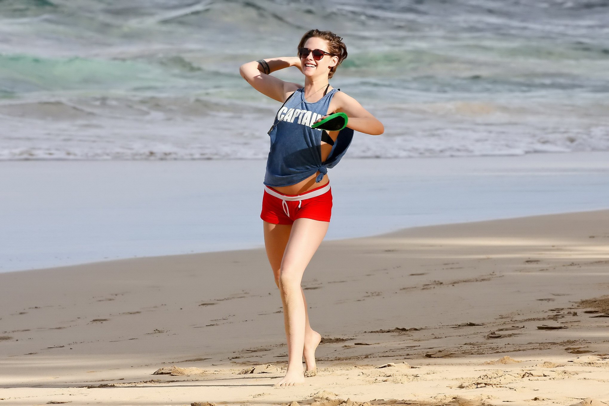 Kristen Stewart en bikini et short embrassant une fille sur la plage à New York. 
 #75176268