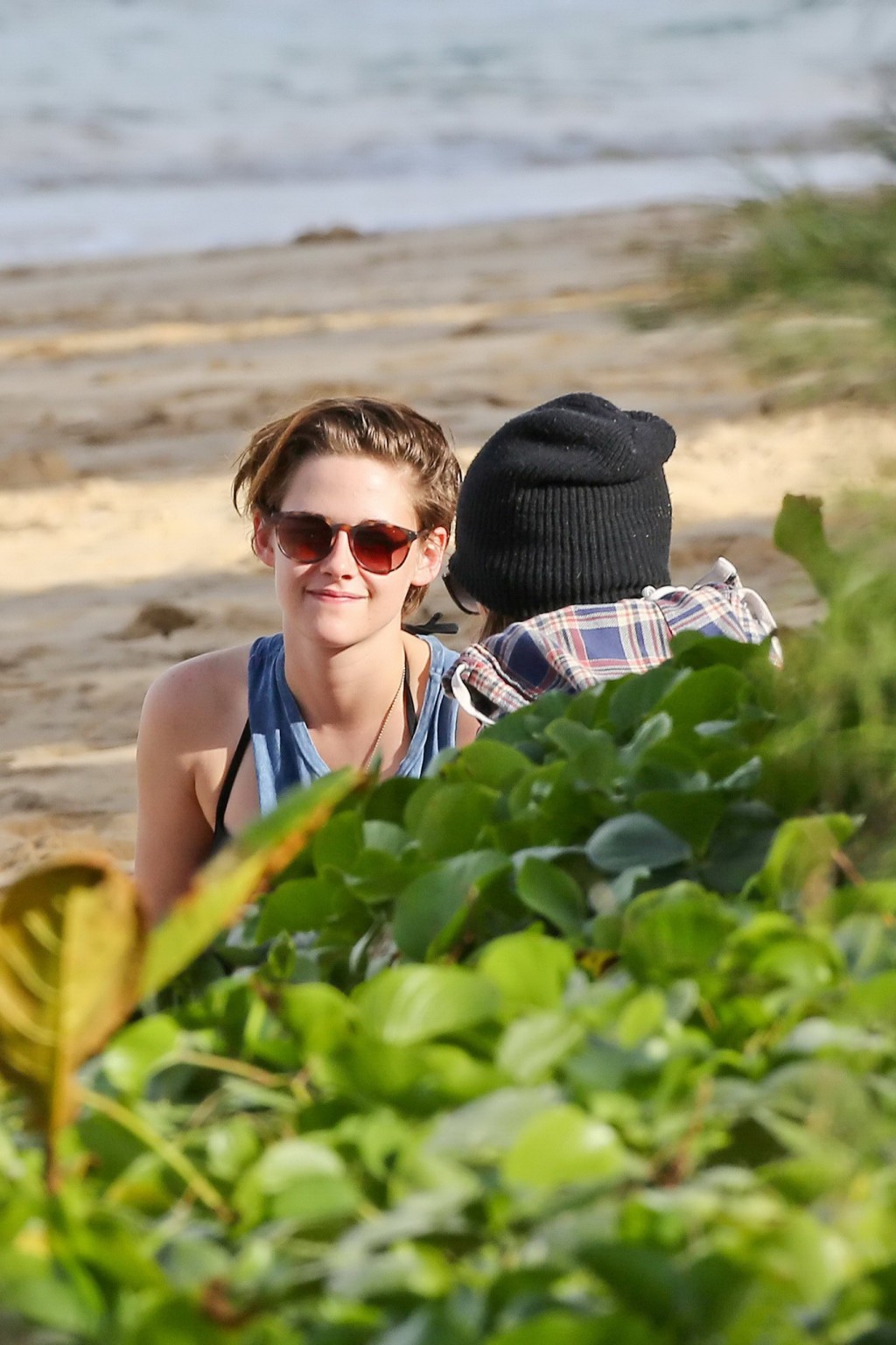 Kristen Stewart en bikini et short embrassant une fille sur la plage à New York. 
 #75176284