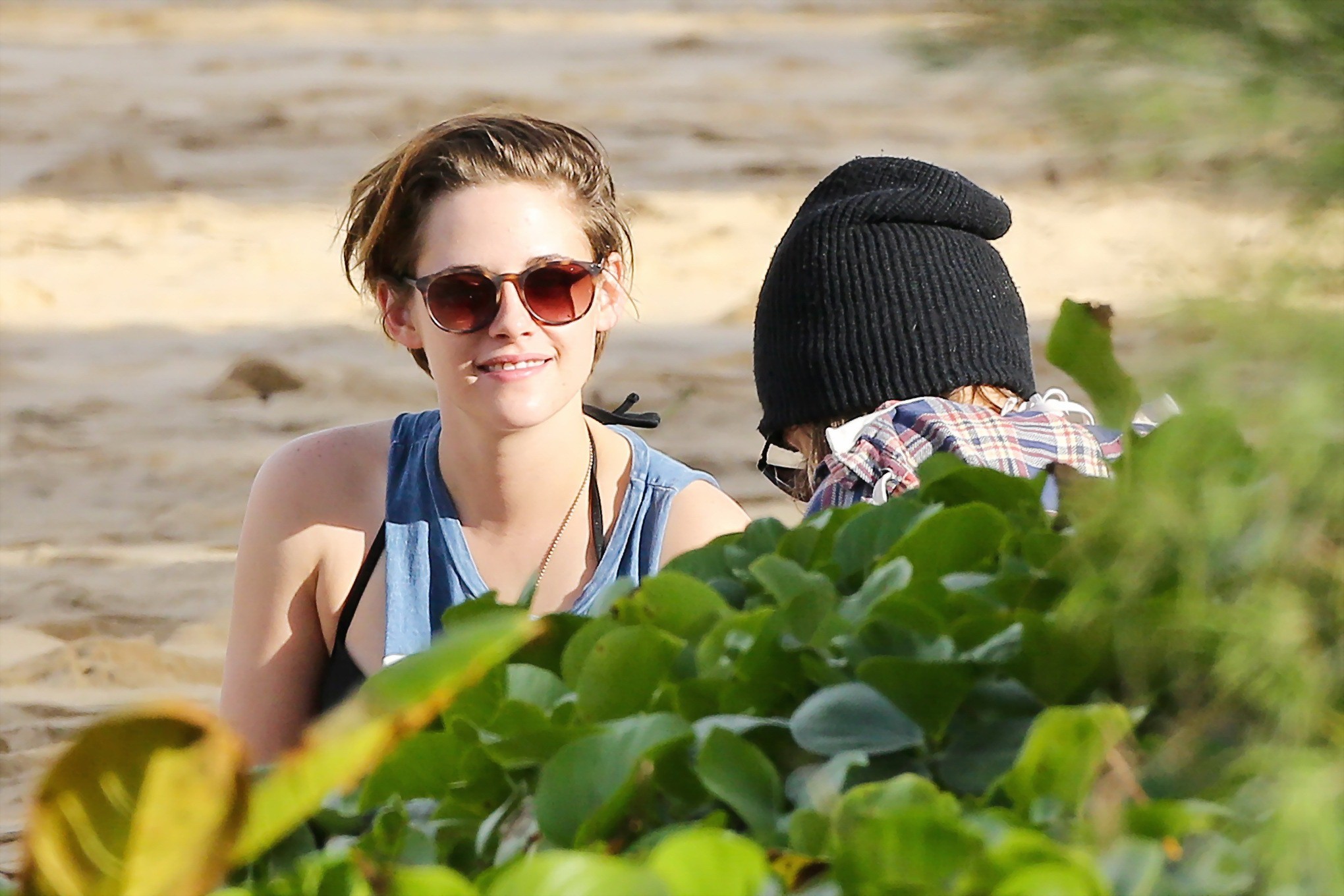 Kristen Stewart en bikini et short embrassant une fille sur la plage à New York. 
 #75176294