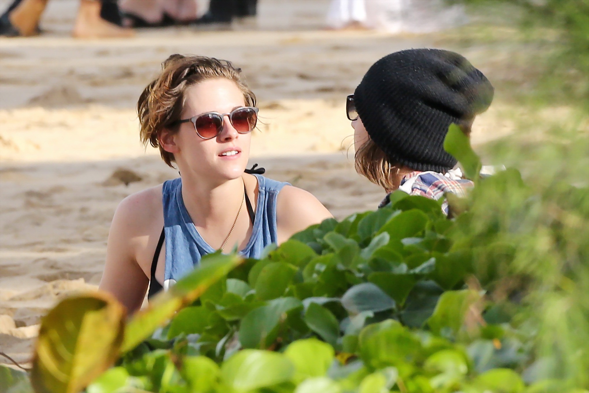 Kristen Stewart en bikini et short embrassant une fille sur la plage à New York. 
 #75176304