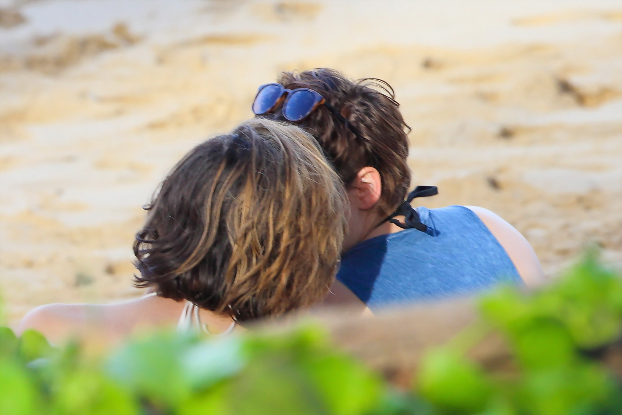 Kristen Stewart en bikini et short embrassant une fille sur la plage à New York. 
 #75176314