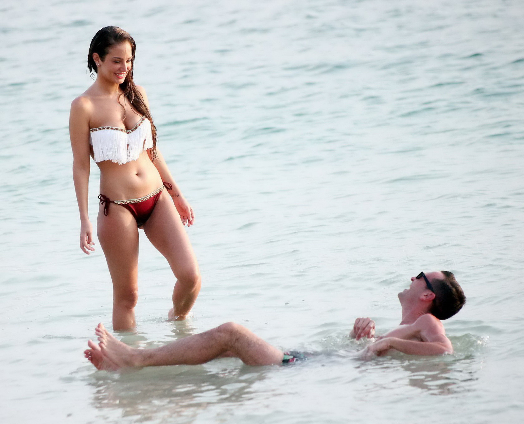 Tulisa contostavlos luciendo su perfecto cuerpo en bikini en la playa de dubai
 #75216521
