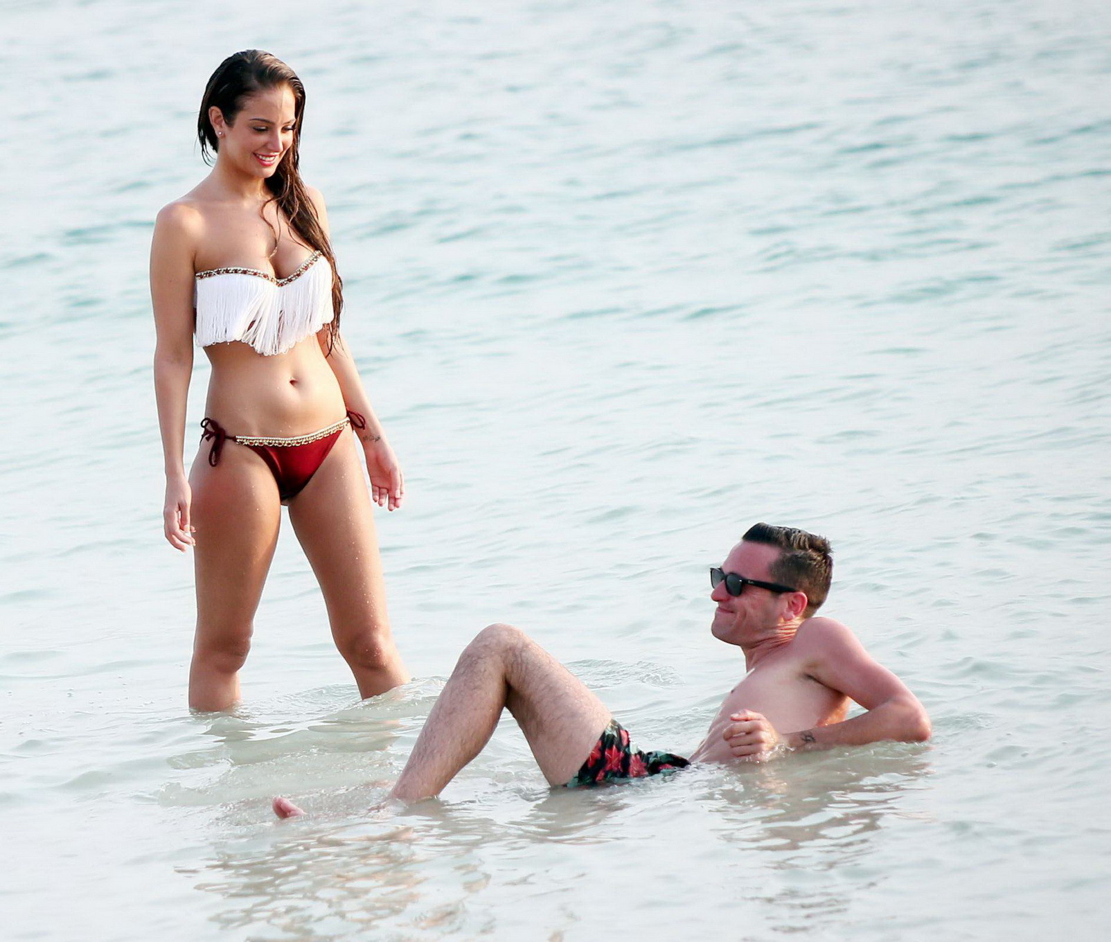 Tulisa contostavlos luciendo su perfecto cuerpo en bikini en la playa de dubai
 #75216525