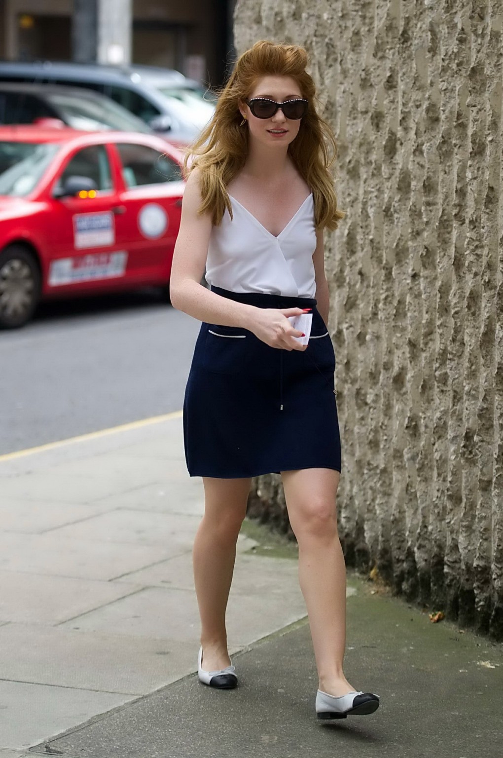Nicola roberts senza reggiseno indossando top bianco trasparente e mini gonna blu fuori a Londra
 #75224093