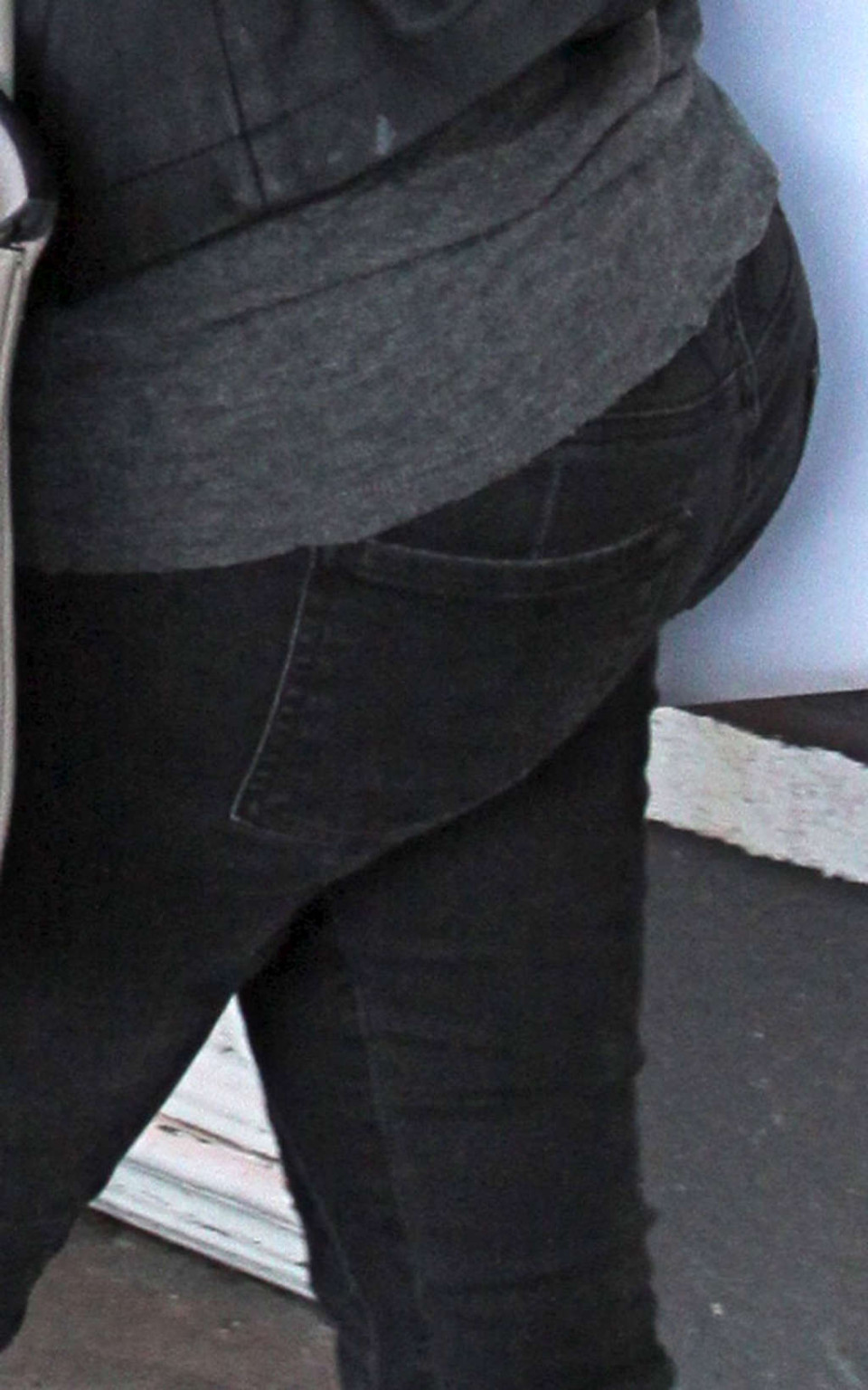 Kim Kardashian che mostra il suo cazzo di culo sexy in jeans sulla strada
 #75356413