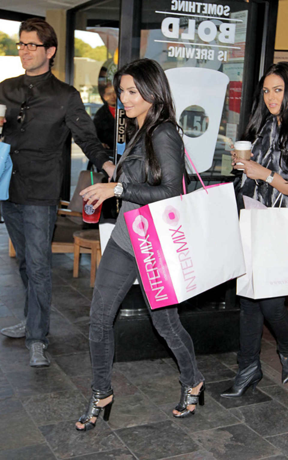 Kim kardashian zeigt ihren verdammt sexy Arsch in Jeans auf der Straße
 #75356440