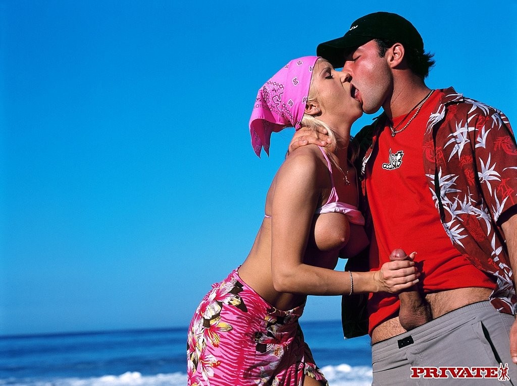Alexa weix baisée par son copain sur la plage
 #72278867