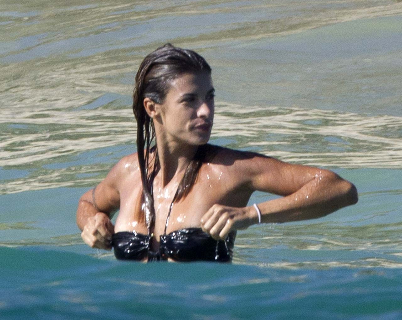 Elisabetta canalis montrant son corps et ses fesses en bikini et tétons.
 #75320145