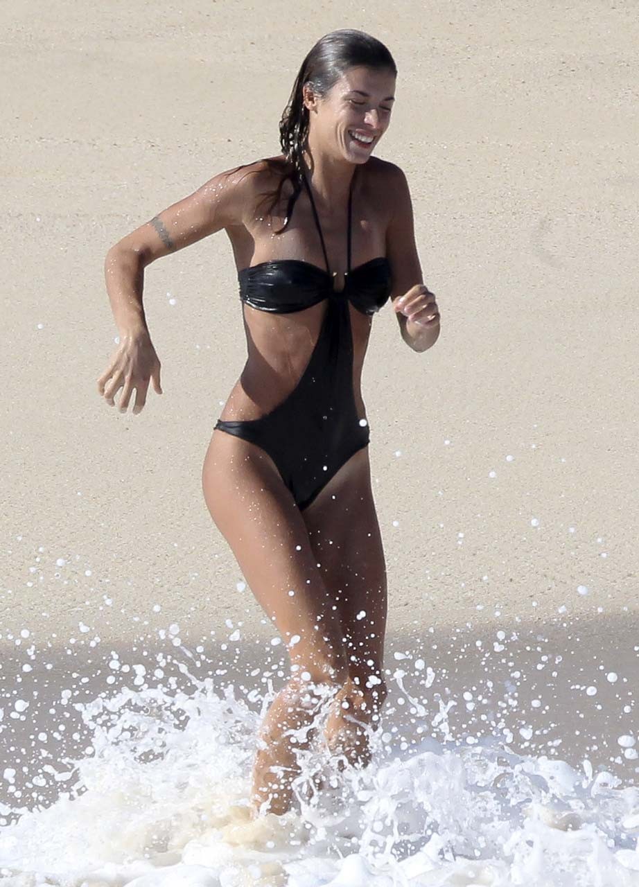 Elisabetta Canalis che mostra il suo grande corpo e il suo culo in bikini e slip per capezzoli
 #75320158