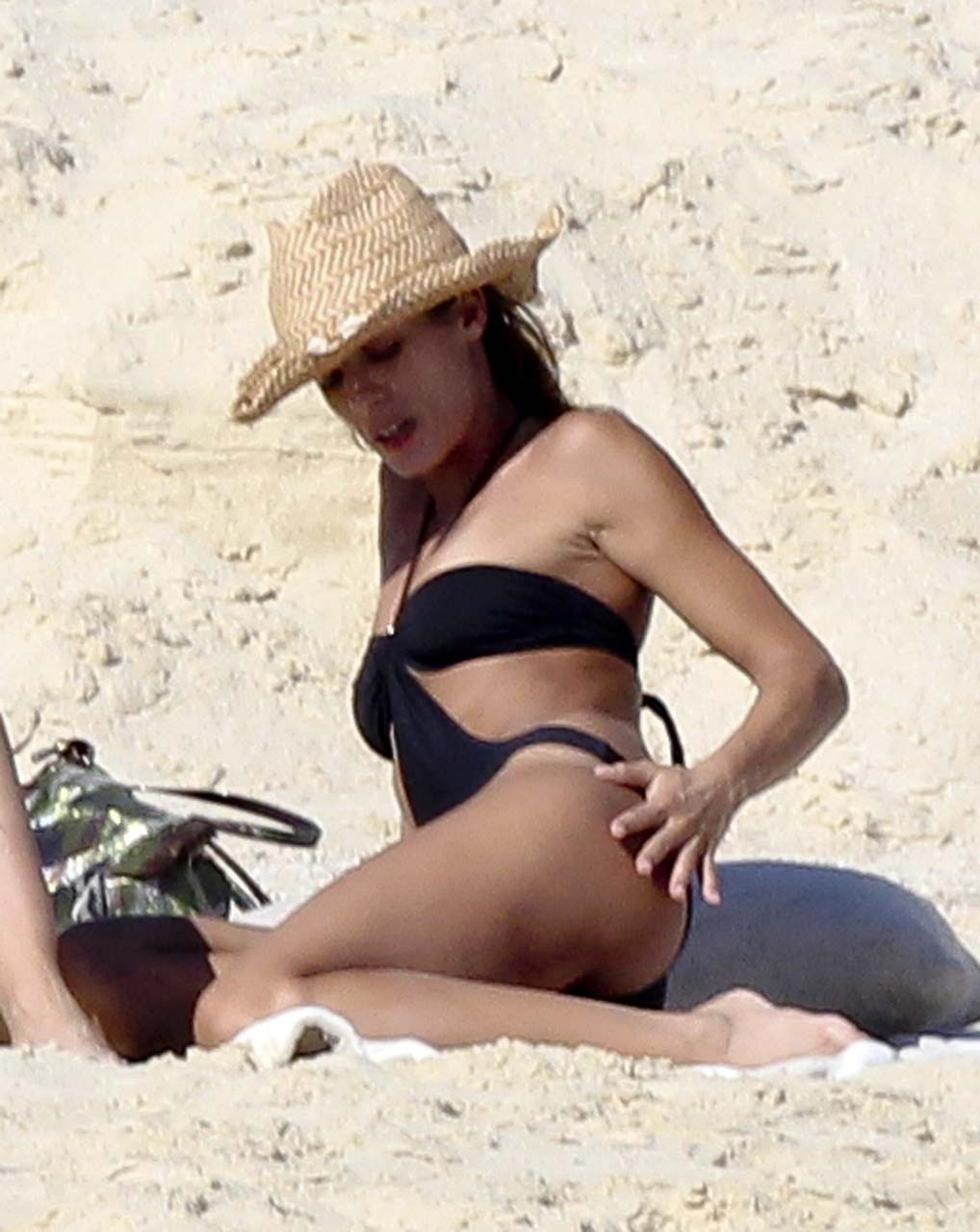 Elisabetta Canalis showing her great body and ass in bikini and nipple slip #75320207