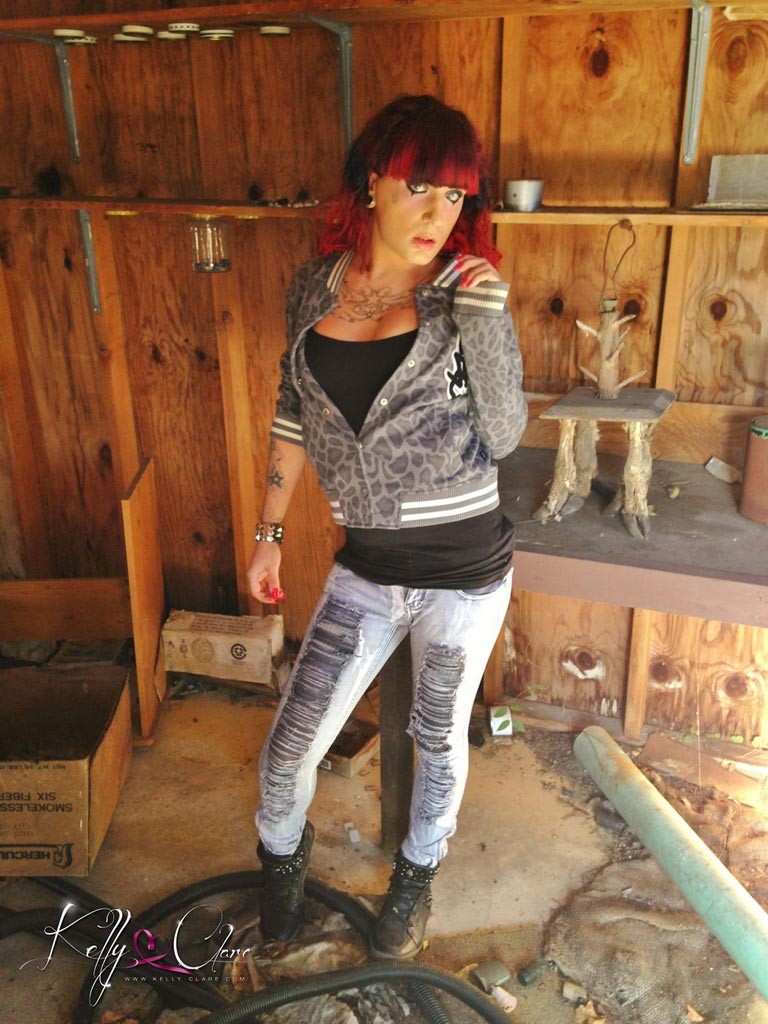 Transexual kelly clare en un granero abandonado
 #79171083