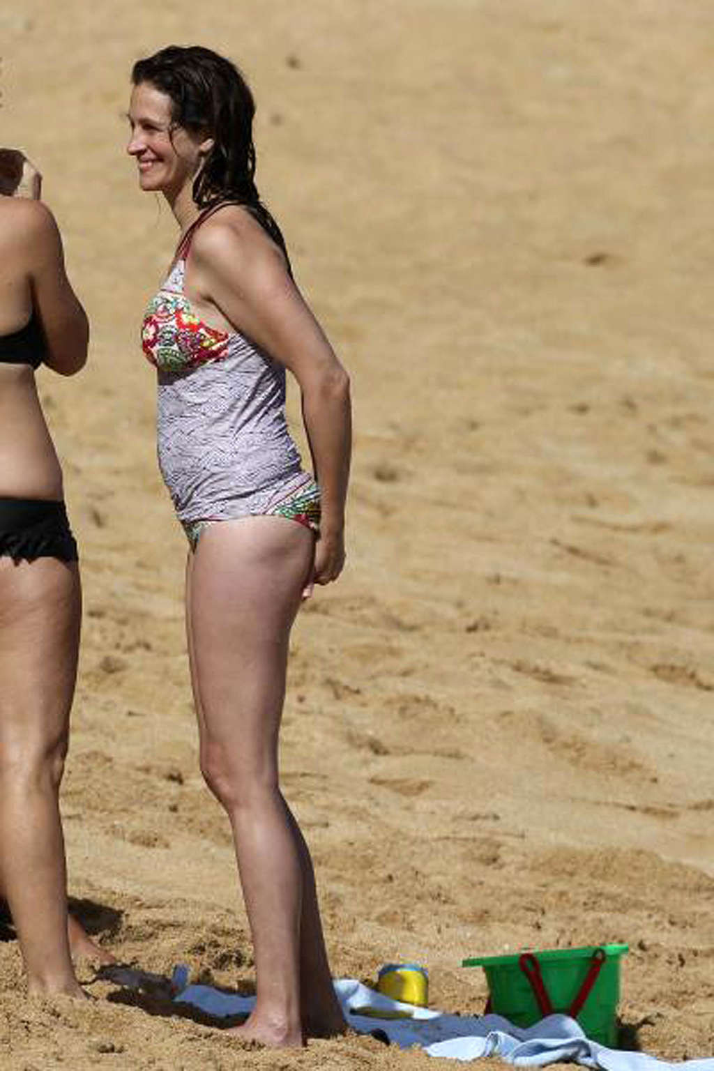 Julia roberts exposant son corps sexy et son cul chaud en bikini sur la plage
 #75334414