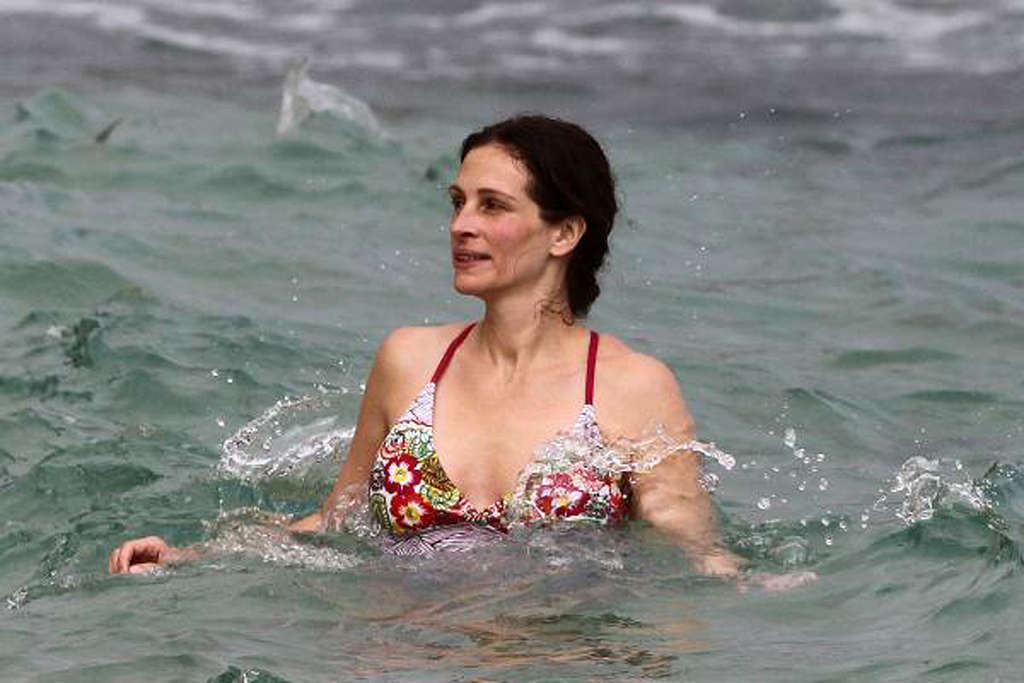 Julia roberts exposant son corps sexy et son cul chaud en bikini sur la plage
 #75334420
