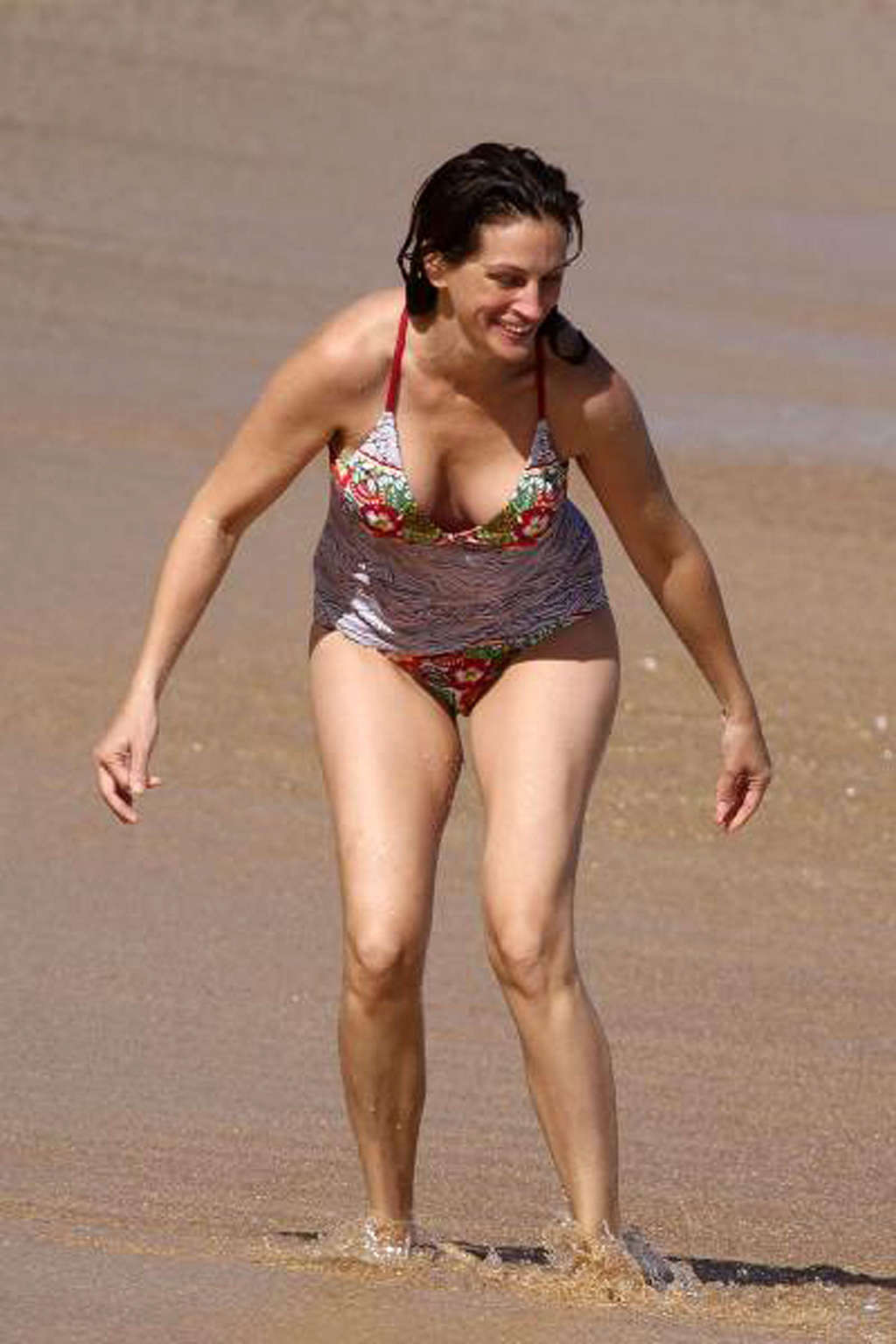 Julia roberts exposant son corps sexy et son cul chaud en bikini sur la plage
 #75334424