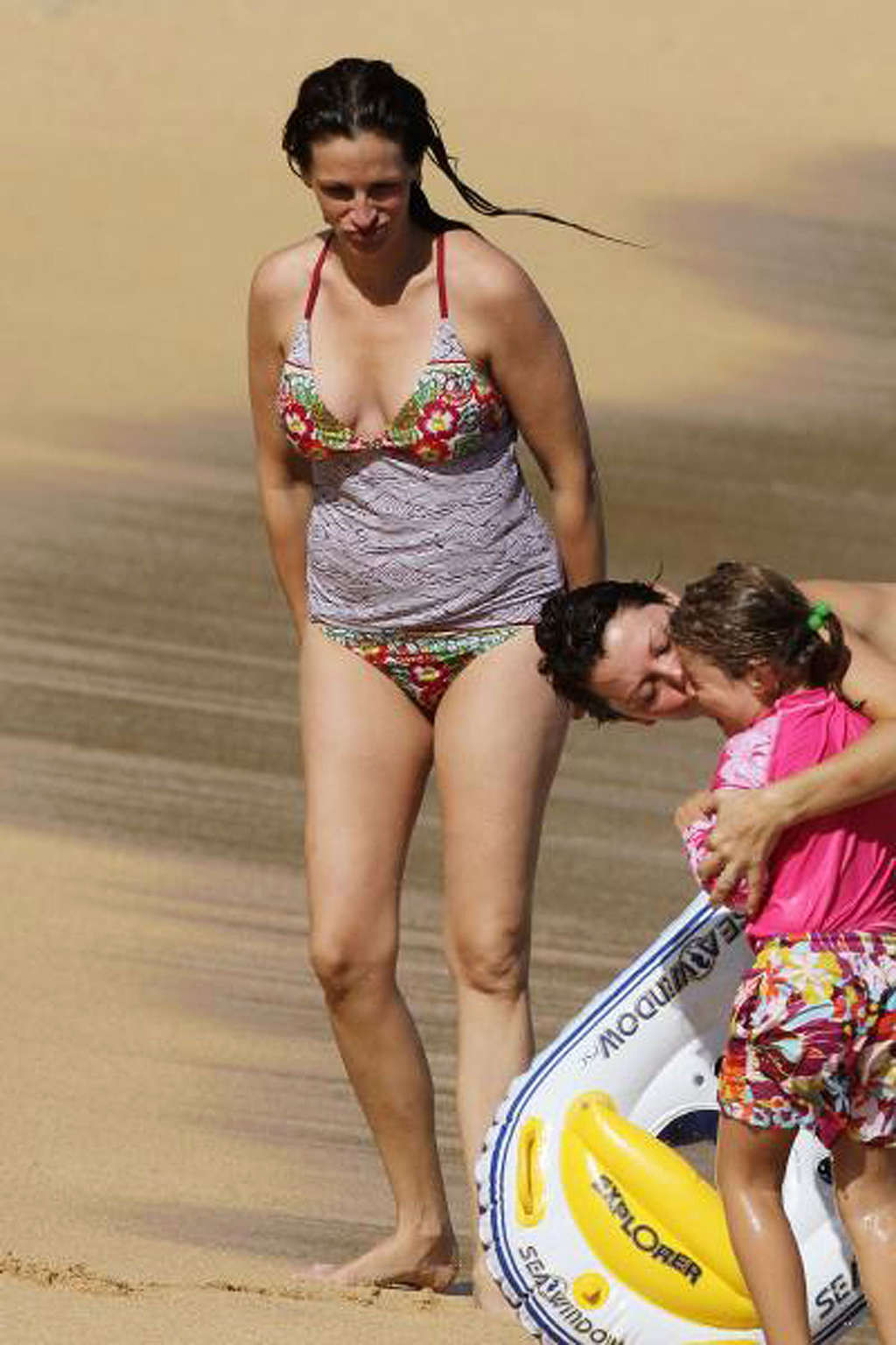 Julia Roberts exposing her sexy body and hot ass in bikini on beach #75334433