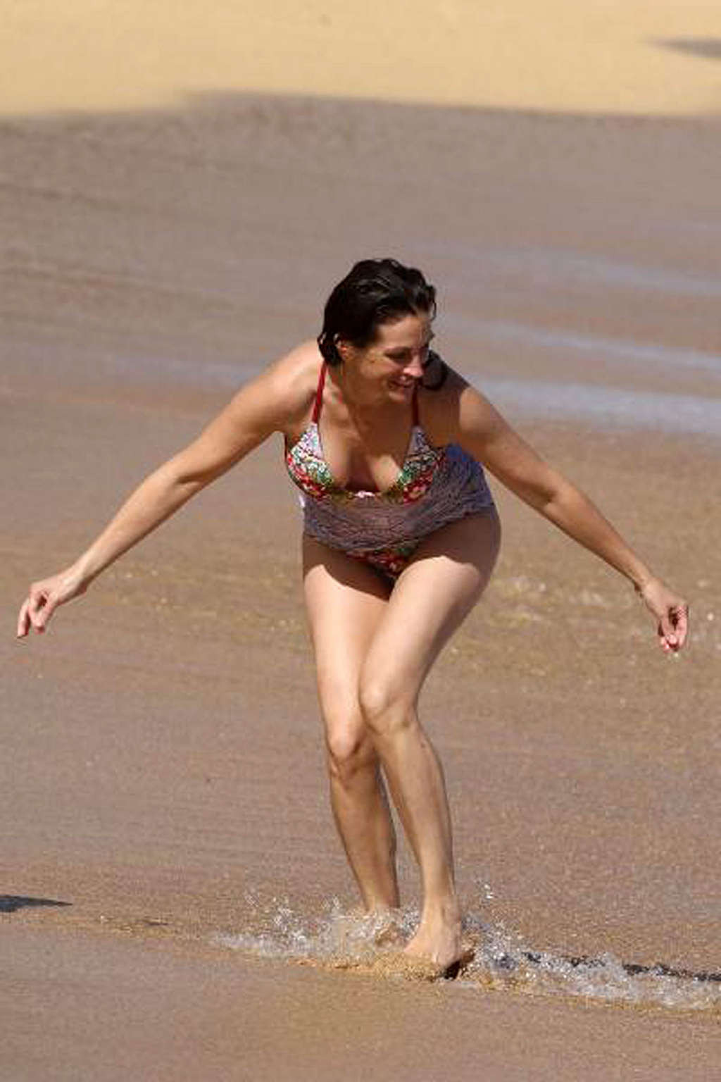 Julia roberts exposant son corps sexy et son cul chaud en bikini sur la plage
 #75334447