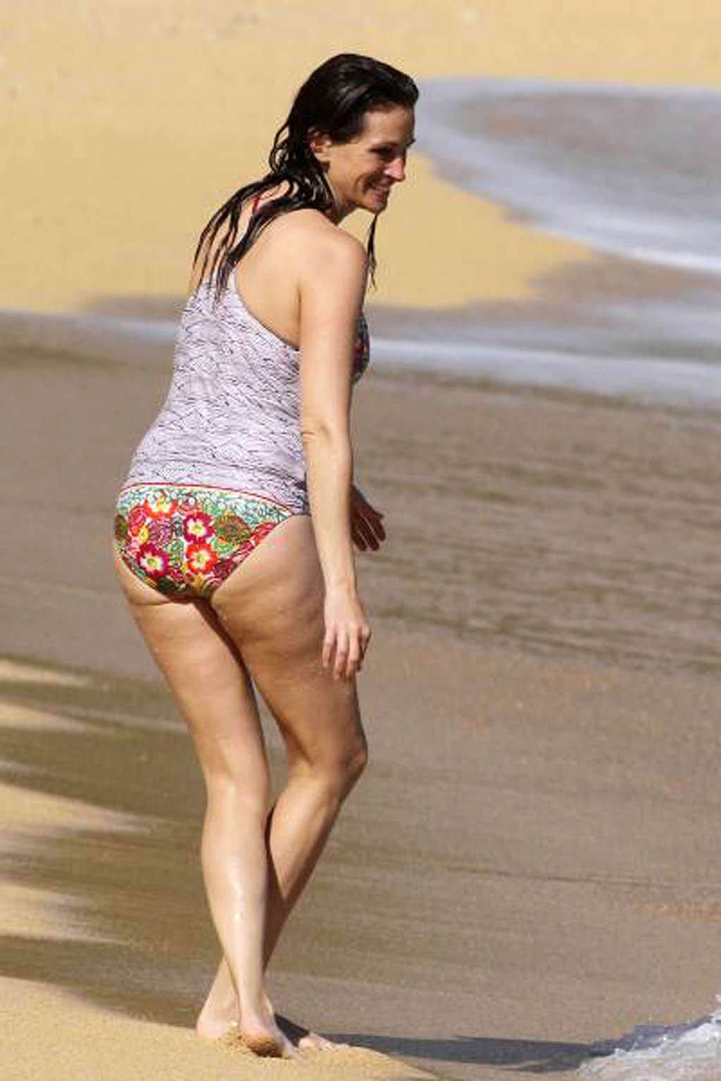 Julia Roberts exposing her sexy body and hot ass in bikini on beach #75334455