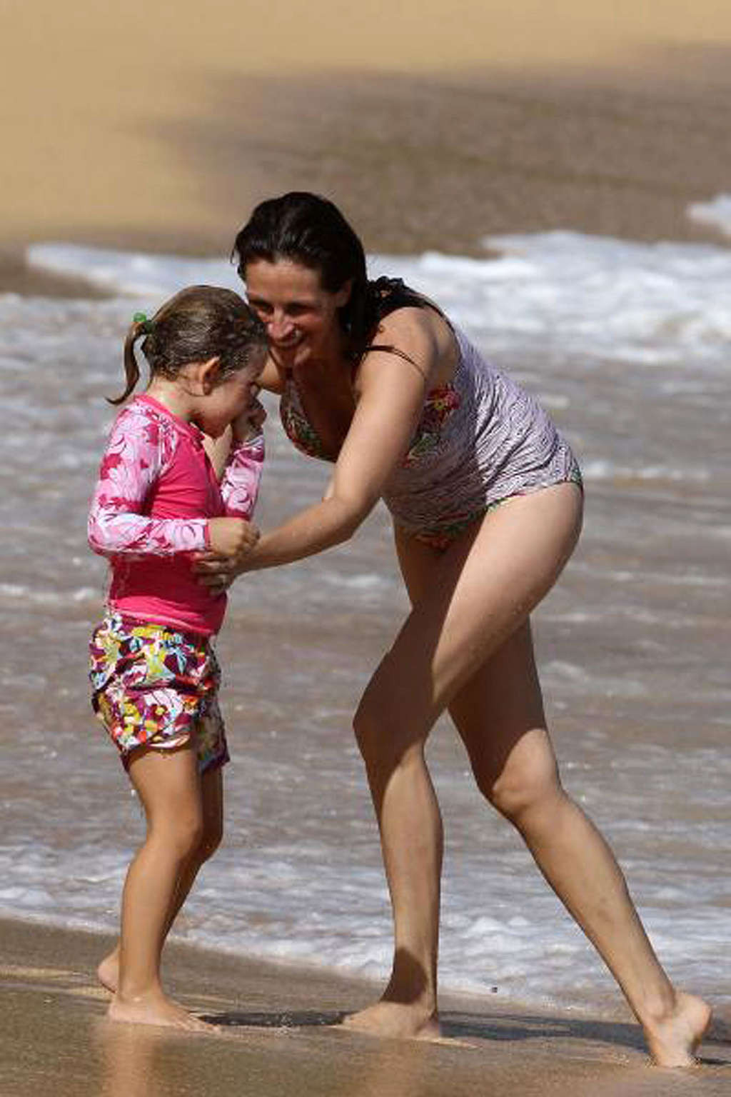 Julia Roberts exposing her sexy body and hot ass in bikini on beach #75334472