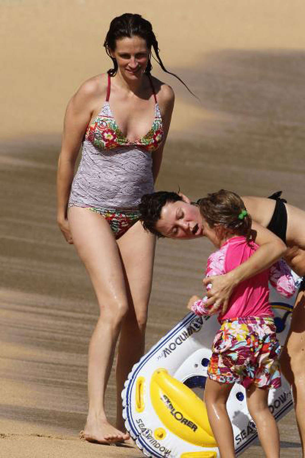 Julia roberts exposant son corps sexy et son cul chaud en bikini sur la plage
 #75334478