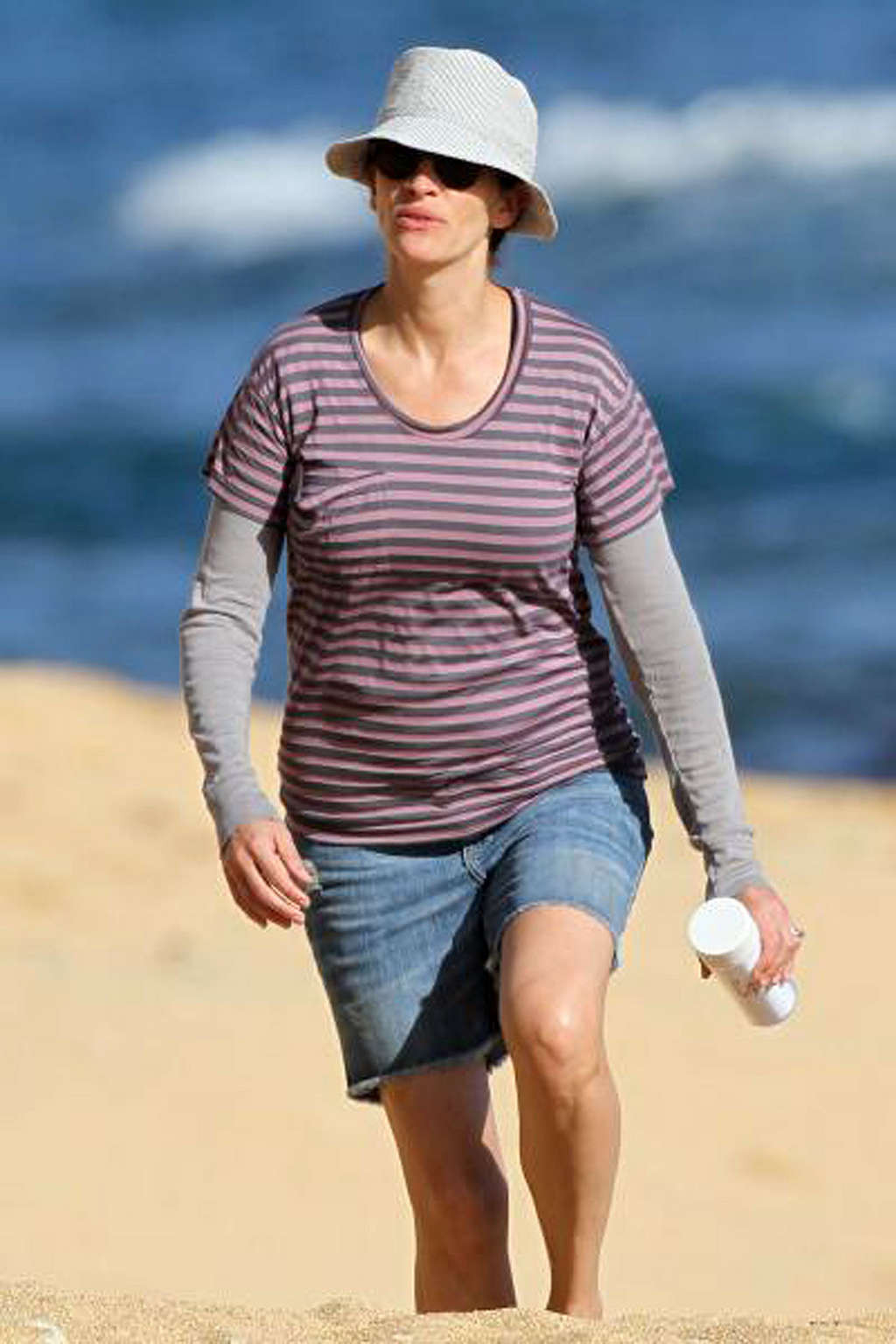 Julia roberts exposant son corps sexy et son cul chaud en bikini sur la plage
 #75334485