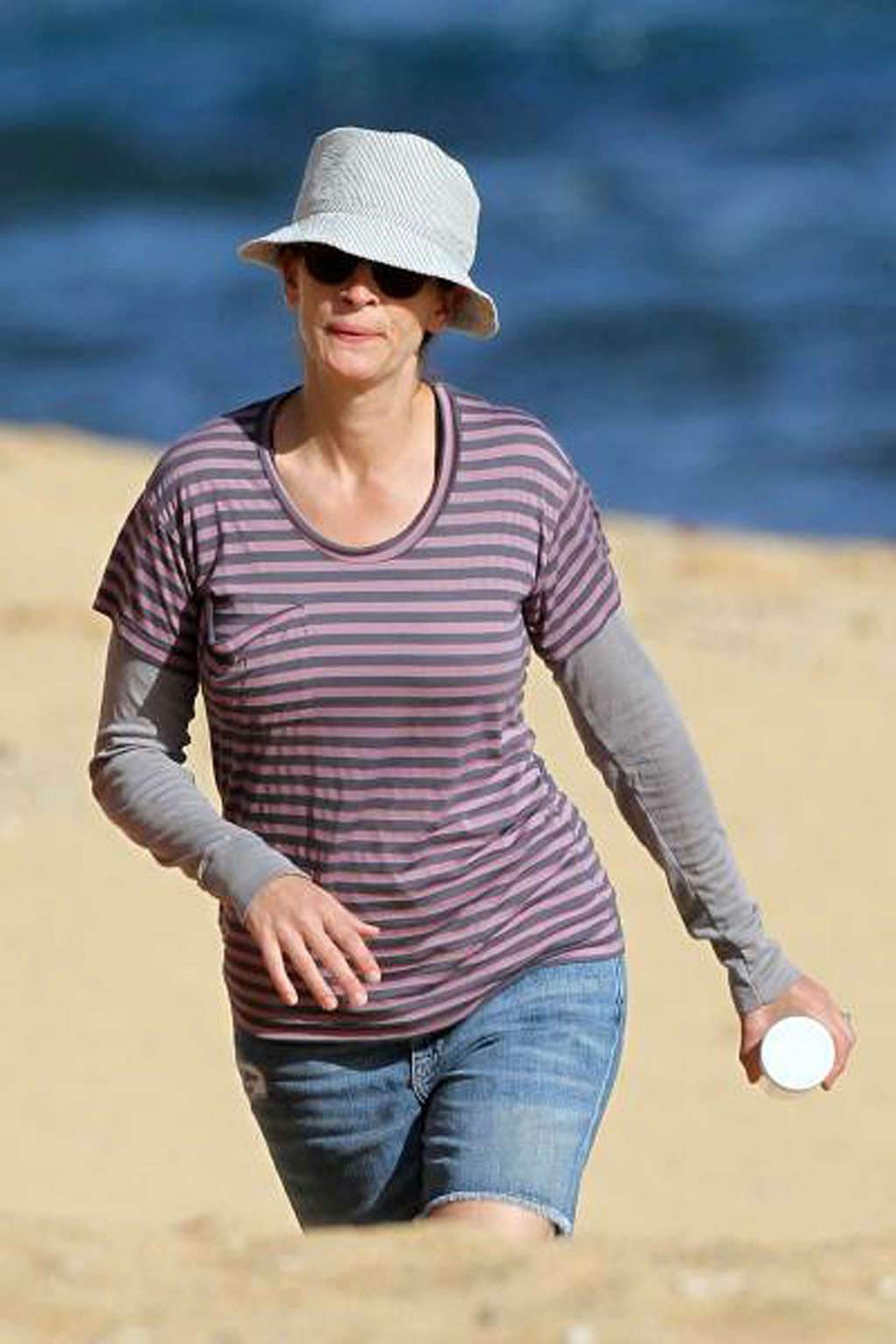 Julia Roberts exposing her sexy body and hot ass in bikini on beach #75334495