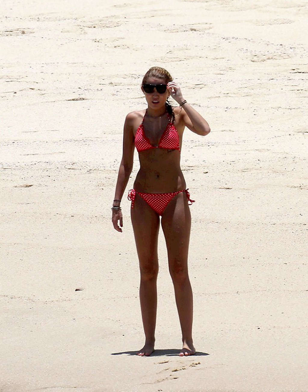 Niedliche Miley Cyrus, die sexy in einem roten Bikini am Strand Paparazzi schießt
 #75348146