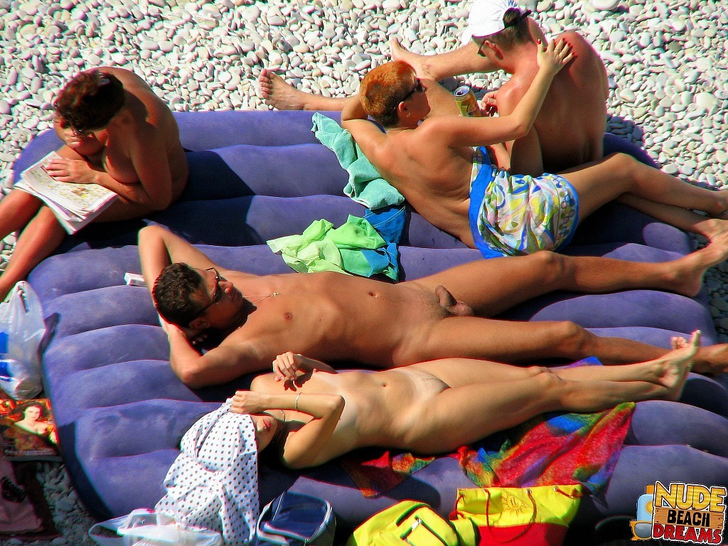 Un groupe de nudistes filmé en caméra cachée
 #67246065