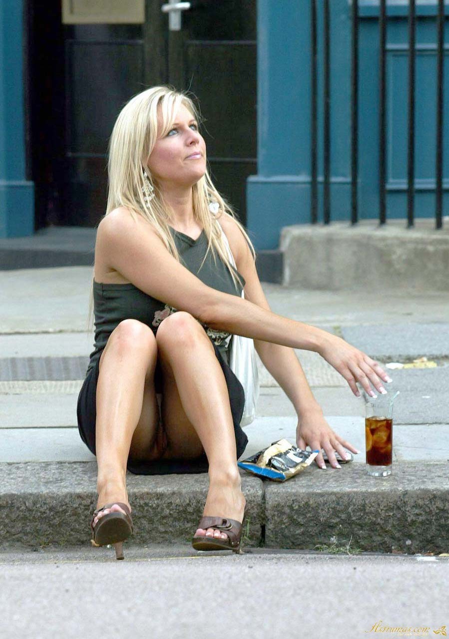 Abi titmuss mostrando il suo bel culo in pantaloni ed esponendo la sua figa upskirt paparaz
 #75314885