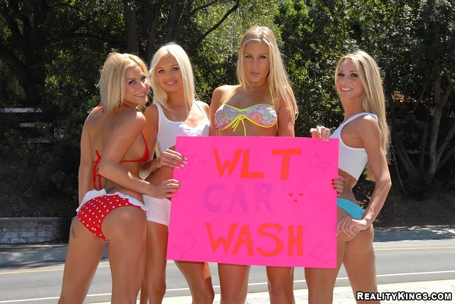 Sexy roten Bikini Nikki bekommt ihren Arsch nass mit den Mädchen in diesem erstaunlichen Autowaschanlage ep
 #76194134