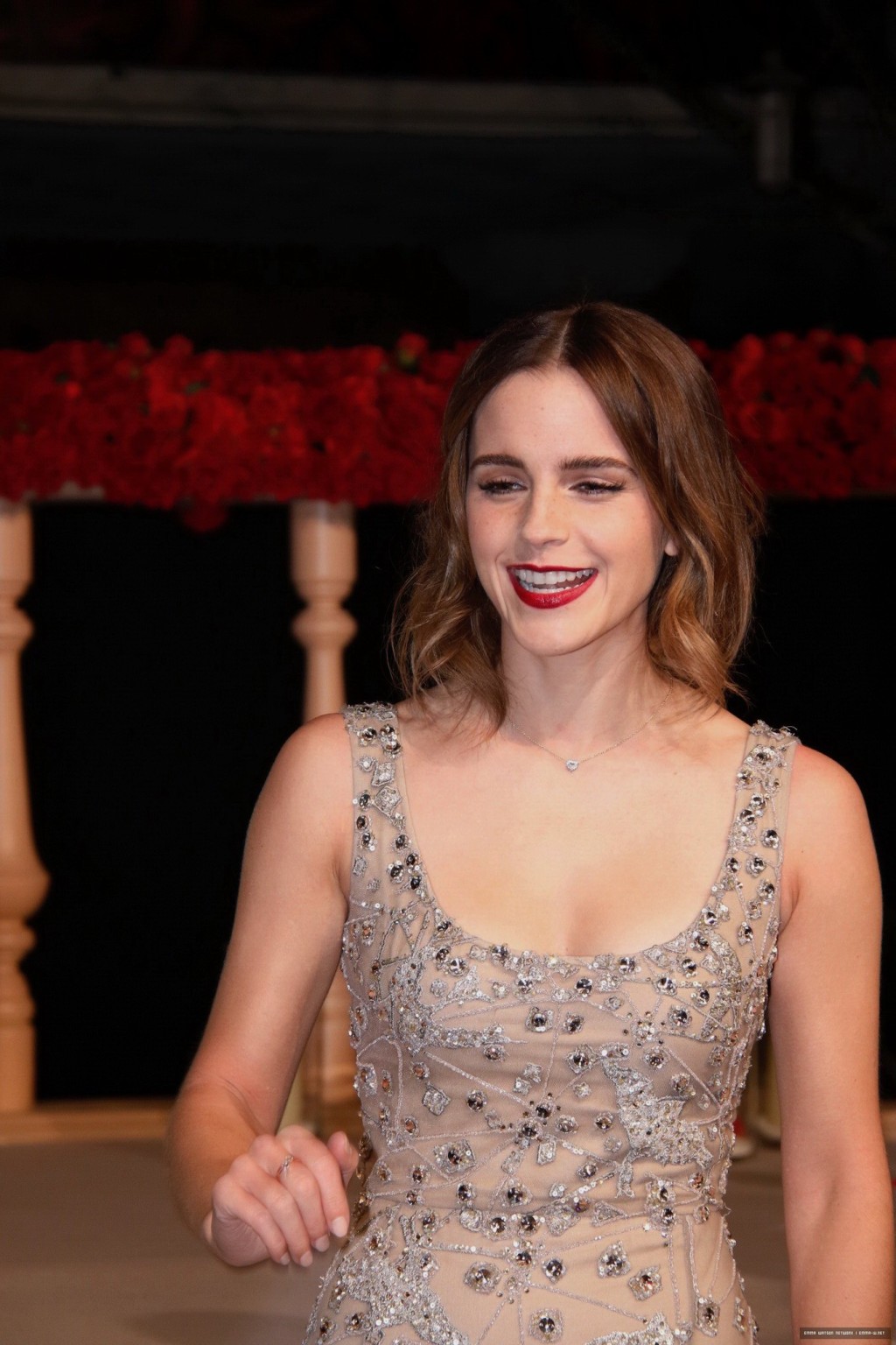 Emma watson tetona con un vestido de encaje escotado
 #75140205