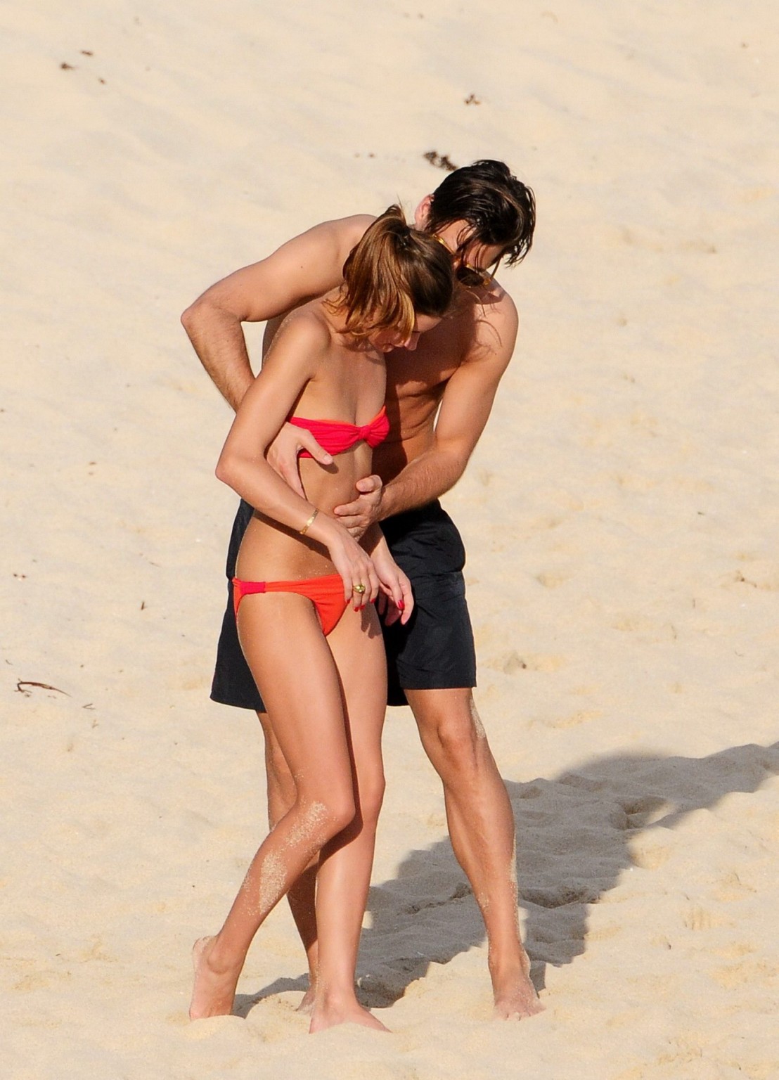 Olivia Palermo en bikini embrassant son petit ami sur une plage de Saint-Barthélemy.
 #75277969