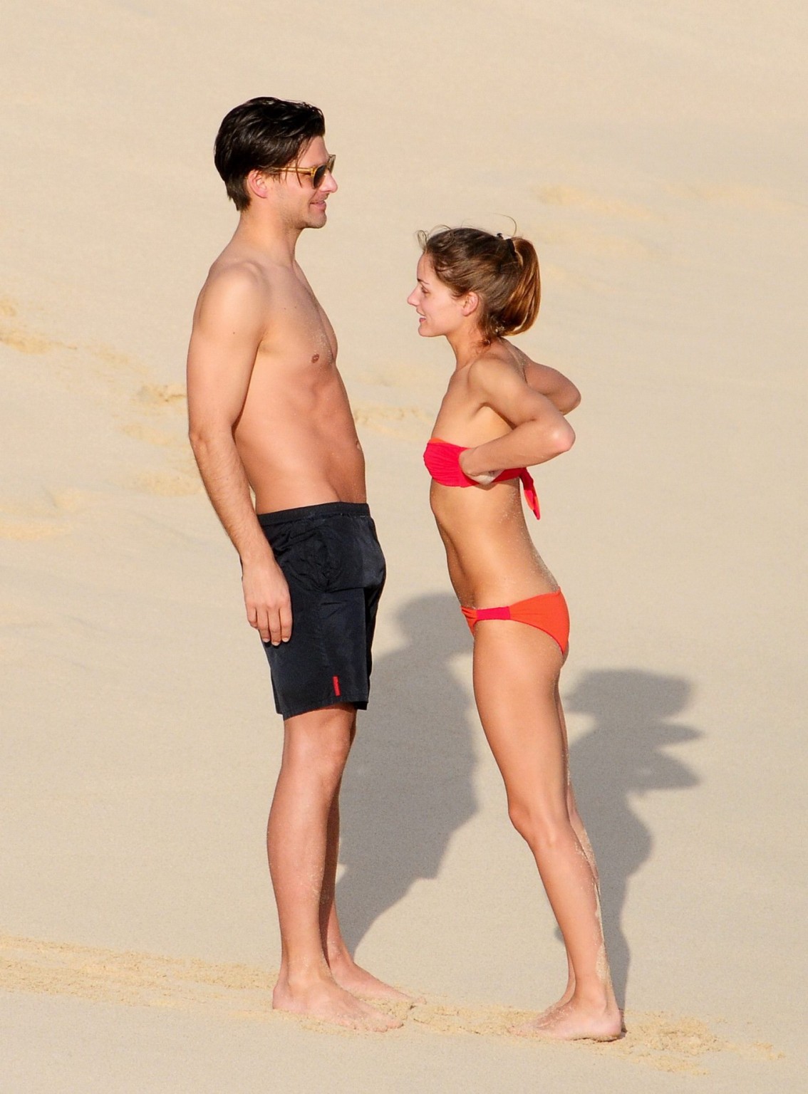 Olivia Palermo en bikini embrassant son petit ami sur une plage de Saint-Barthélemy.
 #75277996