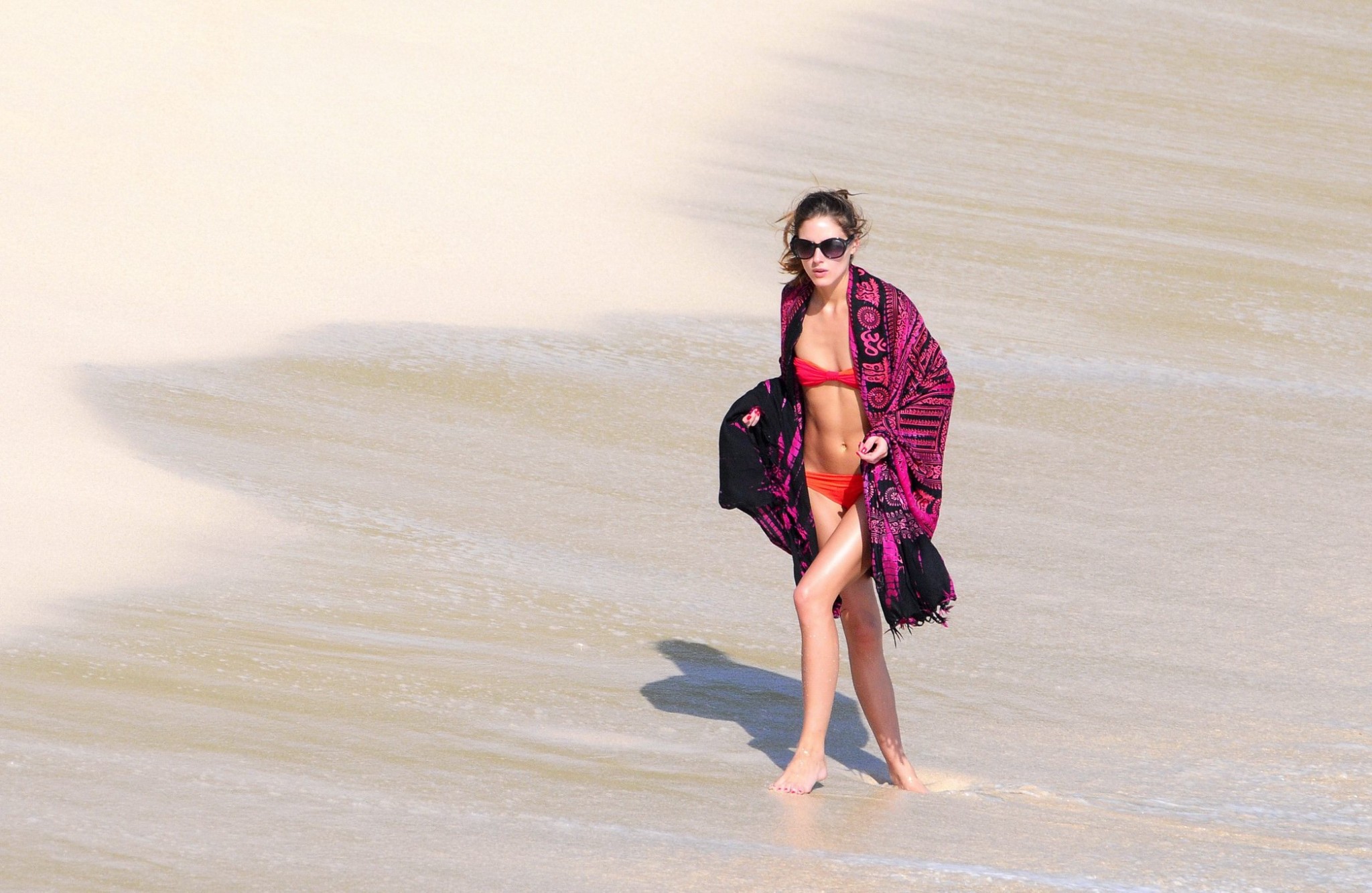 ビキニを着たオリビア・パレルモがセント・バーツのビーチでボーイフレンドと仲良くしている様子
 #75278060
