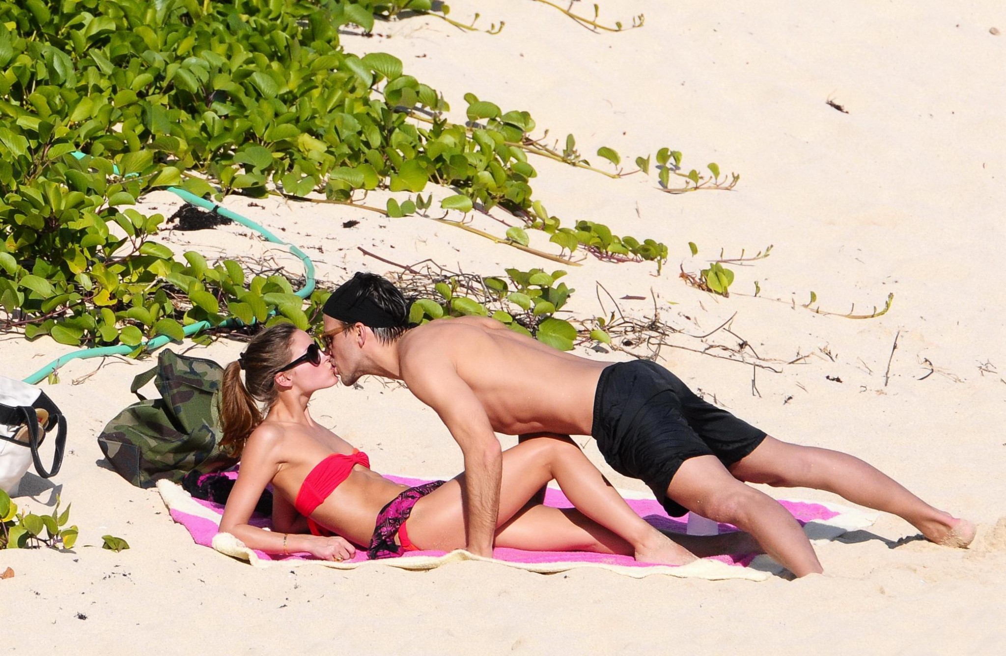 Olivia Palermo en bikini embrassant son petit ami sur une plage de Saint-Barthélemy.
 #75278069