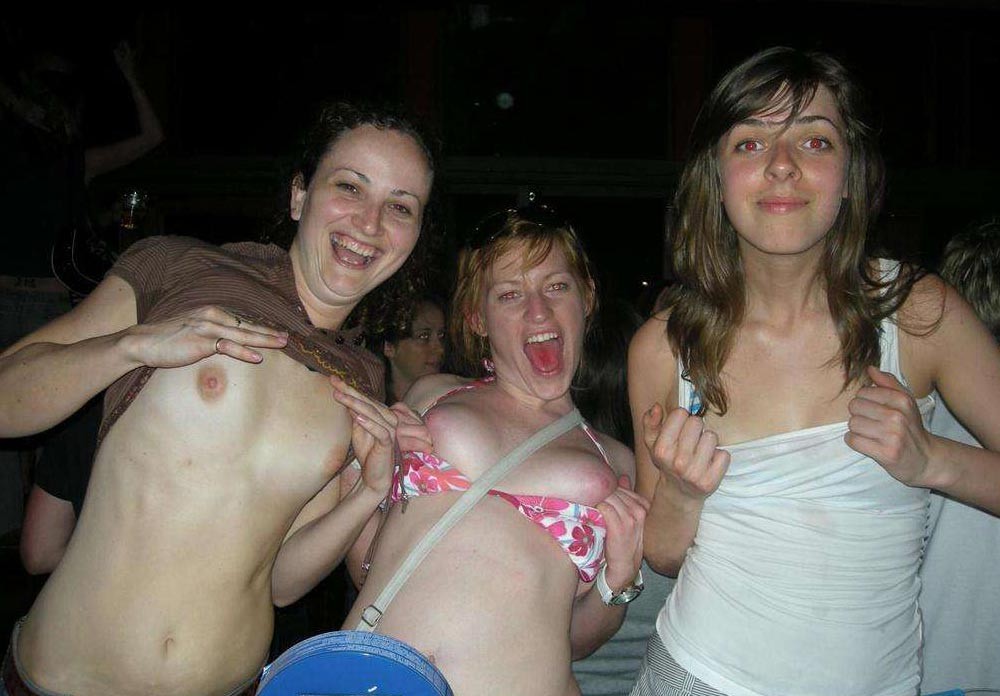 Richtig betrunkene Amateur-Mädchen mit blinkenden Titten
 #76396470