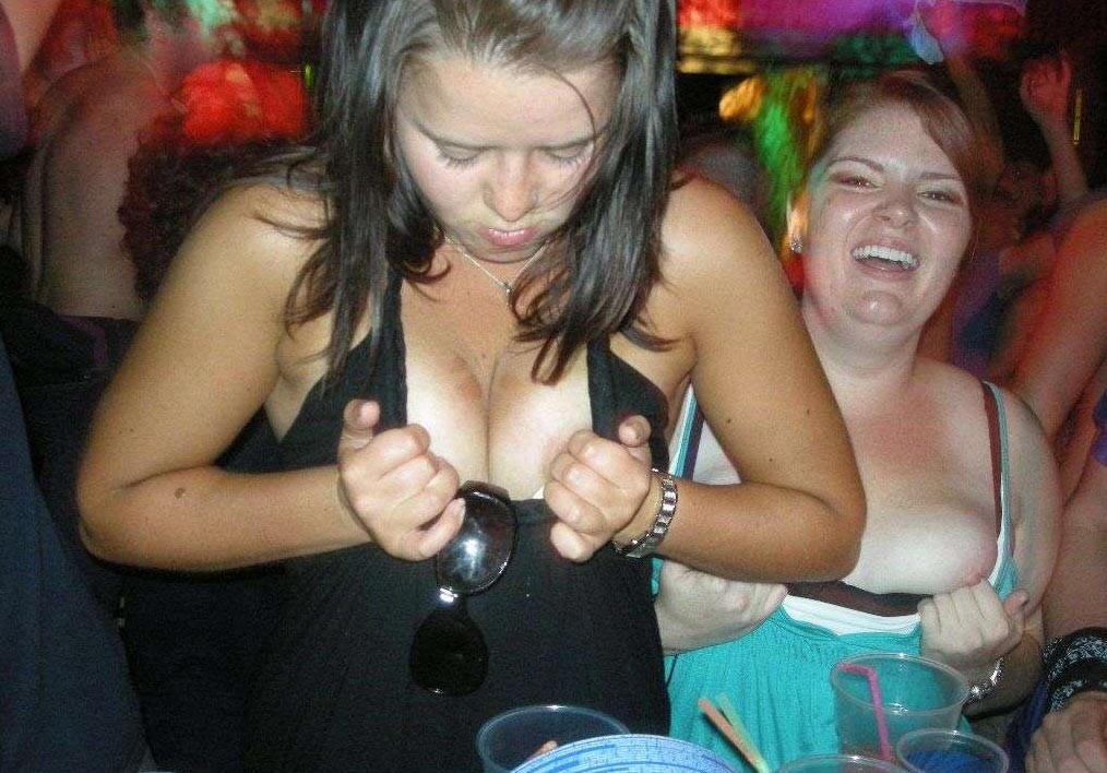 Richtig betrunkene Amateur-Mädchen mit blinkenden Titten
 #76396481